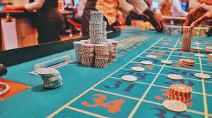 Aplikasi dollar4d terlihat pada ponsel